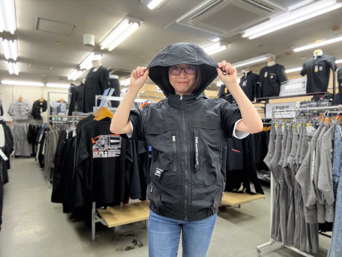 桑和スタッズのEFウェアをダイマツ店舗で谷が着用_大型フードを被る