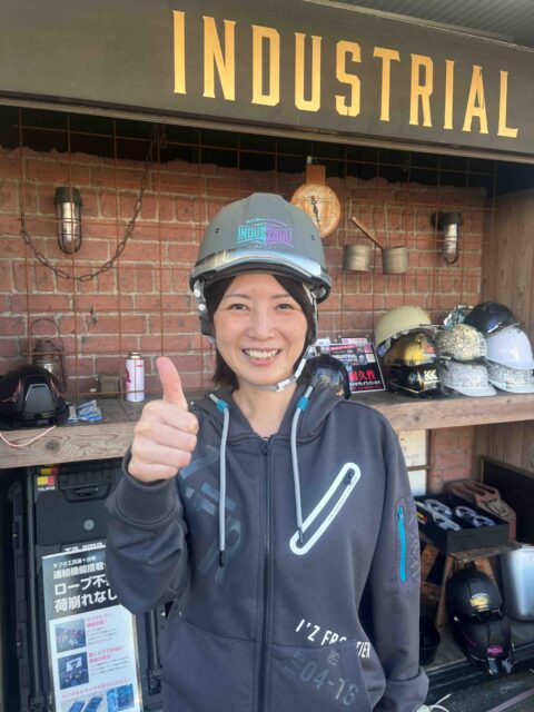 ヘルメットをかぶり親指を立ててグッドポーズをしている