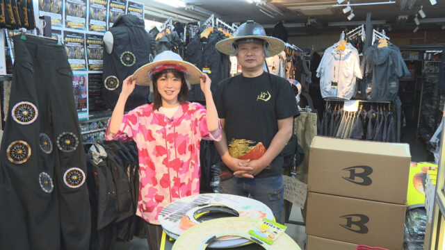竹バイザーを装着したヘルメットをかぶる松井社長と谷