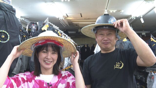 竹バイザーを装着したヘルメットをかぶる松井社長と谷_youtube撮影中