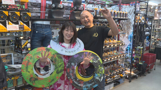 竹バイザーを装着したヘルメットをかぶる松井社長と谷_youtube撮影でエンディングのポーズ