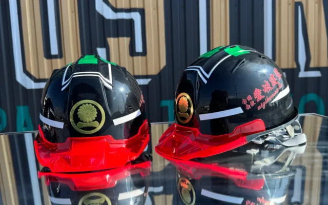 光沢ブラックに赤いシールドと金色のマークを合わせたヘルメット制作事例