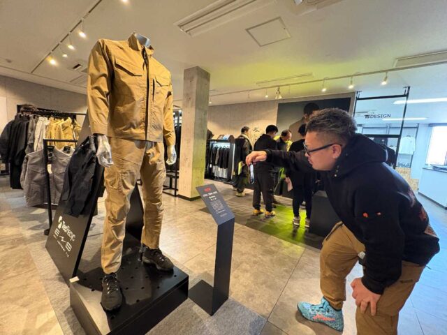 TSデザイン展示会2026SSレポート_熱心に商品写真を撮る澤田店長1