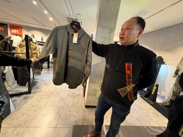 TSデザイン展示会2026SSレポート_新作に魅了される松井社長