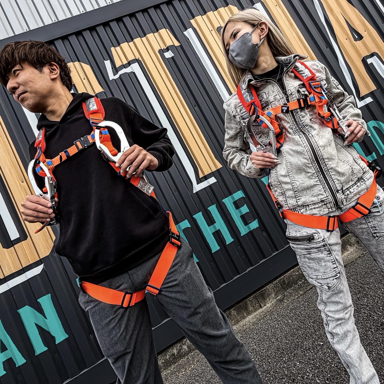 タイタン PANGAEA CANYON 高視認フルハーネス PCHV-10A型（オレンジ）＆タイタン REELOCK mini（リーロックミニ）ダブル フルハーネス/胴ベルト兼用巻取式ランヤード（第1種・ロック装置付）。