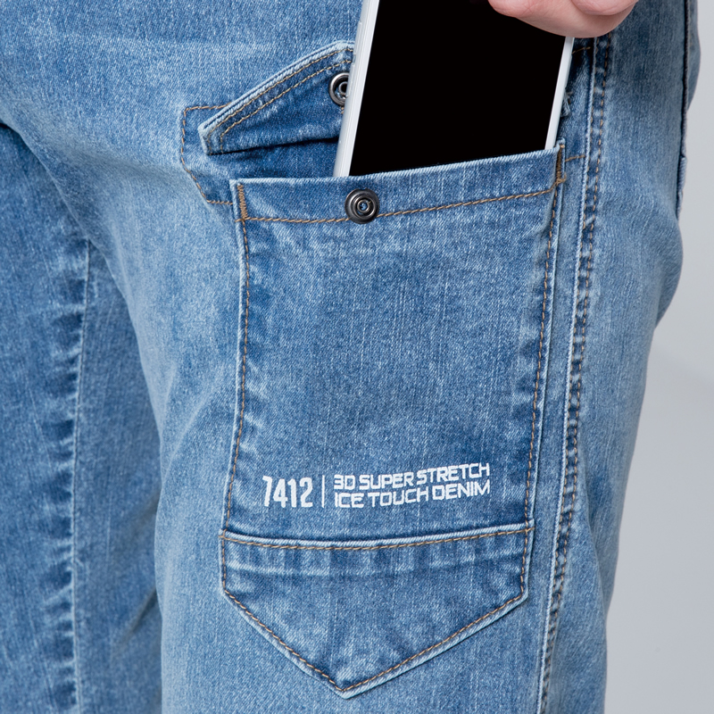 左ポケットはスマホ収納可