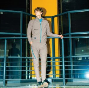 アイズフロンティア_#3419超接触冷感ナイロンストレッチジョガーパンツを着用するモデル（デザートベージュ）