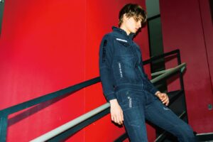 アイズフロンティア_#7452デニムパンツを着用するモデル（インディゴブルー）