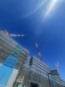 春の陽気と日差しを感じる工事現場