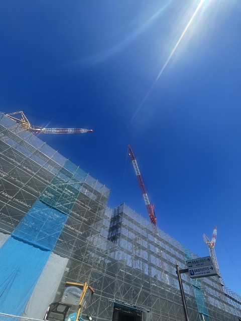 春の陽気と日差しを感じる工事現場