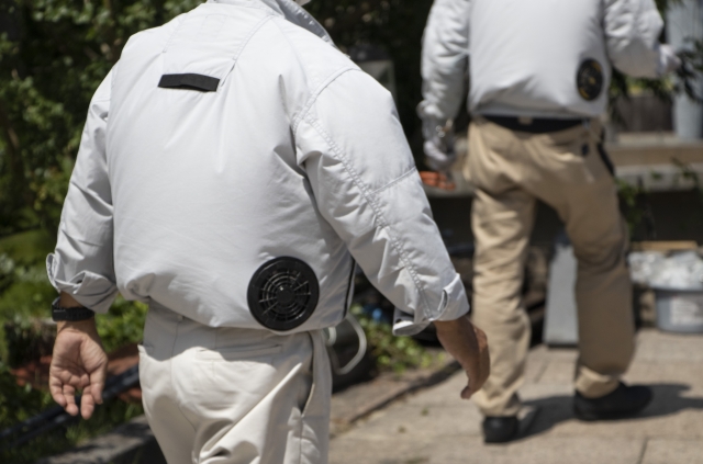 空調服を着用して歩く職人