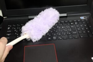 キーボード掃除している様子（イメージ写真）