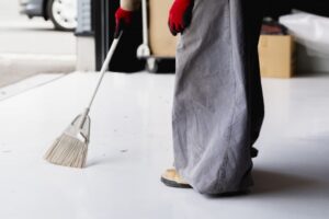 箒で掃除している様子（イメージ写真）