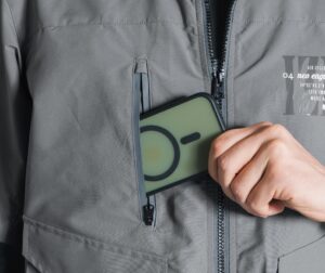 アイズフロンティア2025EFウェア_10225_スマホが入る縦ファスナー