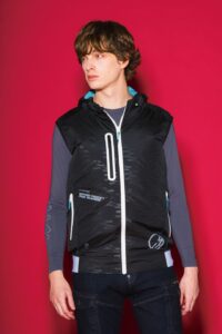 アイズフロンティア_#10206空調服ベストを着用するモデル