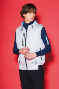 アイズフロンティア_#10206空調服ベストを着用するモデル（アラバスタホワイト）