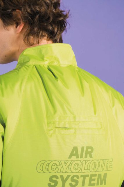 アイズフロンティア空調服_10206ベスト_特許取得の首元構造