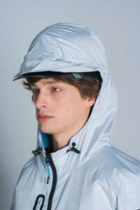 アイズフロンティア2025EFウェア_10205_ヘルメットの上から被れるフード