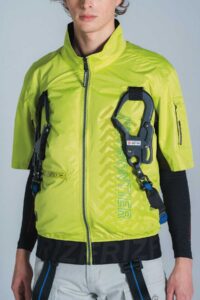 アイズフロンティア空調服_10217ベスト_フルハーネス対応のランヤード取付_モデル着用