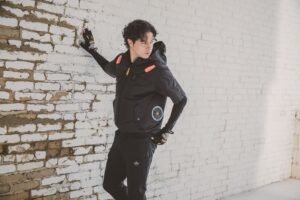 バートルエアークラフトファン半袖を着用しているモデル