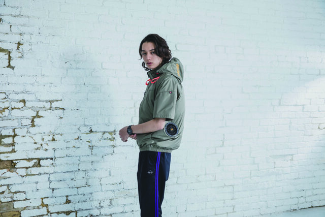 バートルエアークラフト2026年モデル_サイドファン仕様_AC2091をモデルが着用