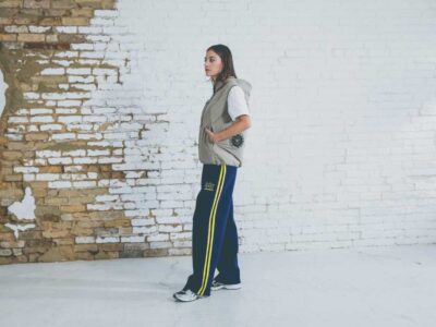 バートルエアークラフト2026年モデル_ローバックファン仕様_AC2121をモデルが着用