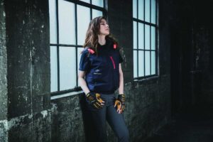 バートル2025_エアークラフトAC2081_ハイバックウェアを着用している女性モデル