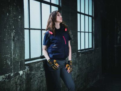 バートル2025_エアークラフトAC2081_ハイバックウェアを着用している女性モデル