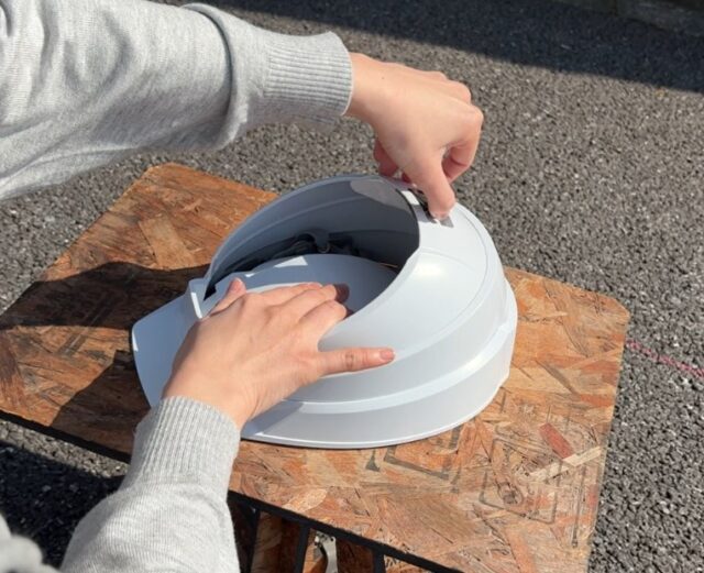 DIC_IZANO2_ヘルメット本体_真ん中のフックを持ち上げます