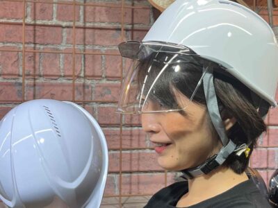 DICのヘルメットを被る谷