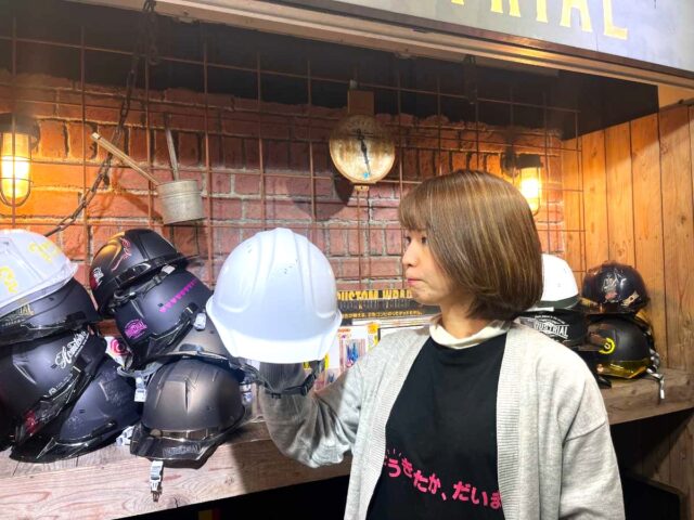 DICヘルメットをしっかりチェックしている谷