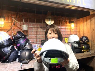 DICヘルメットをもっている谷
