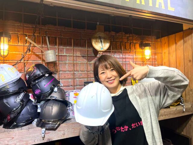 DICヘルメットを指さす谷