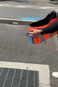 ハイビスICWベストプロXセット使用後に水を捨てている