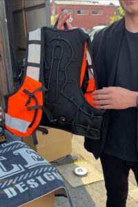 ハイビスICWベストプロXセットのホースについて説明するスタッフ