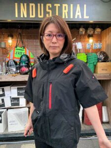 バートルエアークラフトハイバック仕様の半袖を着用する谷