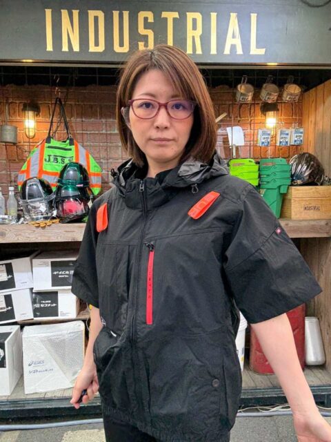 バートルエアークラフトハイバック仕様の半袖を着用する谷