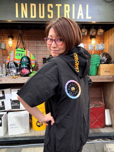 バートルエアークラフトハイバックファン4つ穴仕様を着用している谷