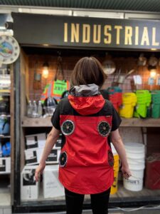 バートルエアークラフトファン4つ穴仕様を着用している谷