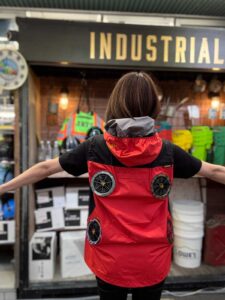 ダイマツオリジナル_4つ穴カスタム加工の空調服を着用している谷