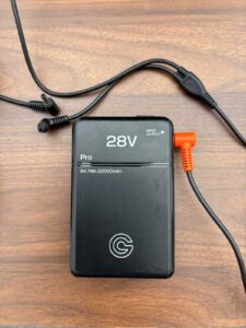 長信ジャパン_28Vモデルのバッテリーにケーブルを接続