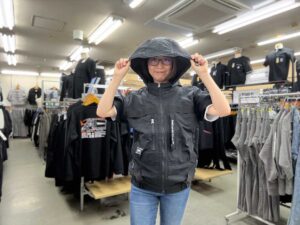 桑和スタッズのEFウェアをダイマツ店舗で谷が着用_大型フードを被る