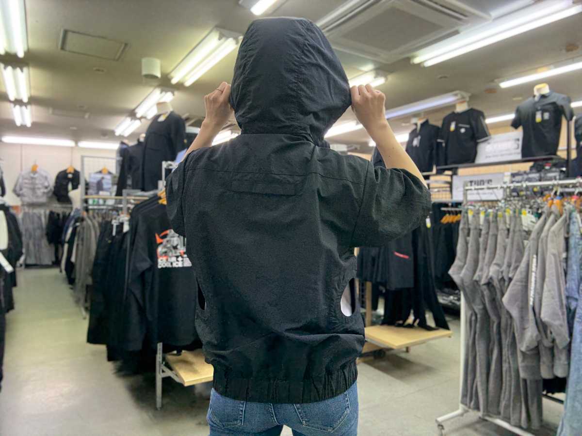 桑和スタッズのEFウェアをダイマツ店舗で谷が着用_大型フードを被る後ろ姿