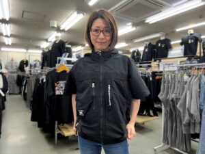 桑和スタッズのEFウェアをダイマツ店舗で谷が着用1