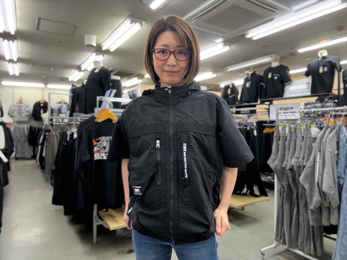 桑和スタッズのEFウェアをダイマツ店舗で谷が着用1