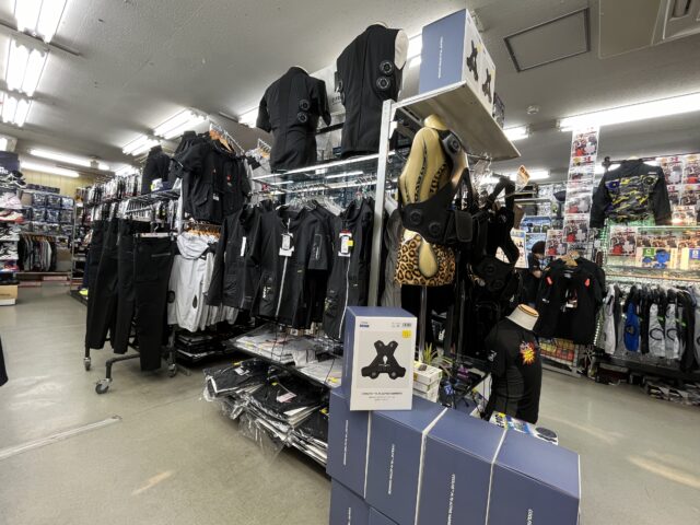 だいまつ店舗_アイズフロンティアコーナー_半袖、ベスト、4つ穴