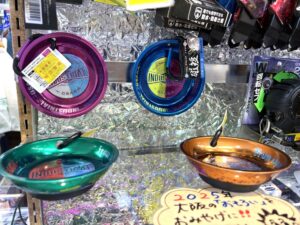 ダイマツ売り場にディスプレイされた新潟精機のマグ皿