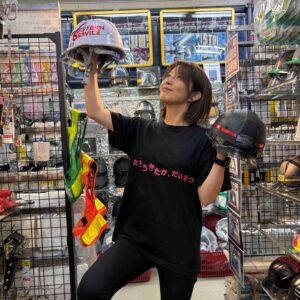 凄技UV印刷転写加工を施したヘルメットを2つもって踊るMC_スクエア