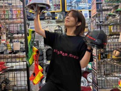 凄技UV印刷転写加工を施したヘルメットを2つもって踊るMC_スクエア