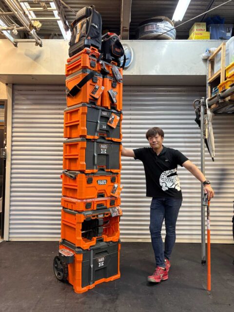 電気屋Youtuber優さんの事務所にて_クラインツールのツールボックスと撮影